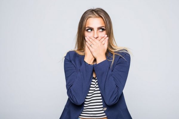 que-pasa-cuando-un-diente-se-pone-gris-1080x675